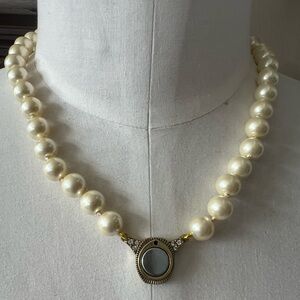 Heidi Daus 🆕”Enchante” Cream Beads Magnetic base necklace